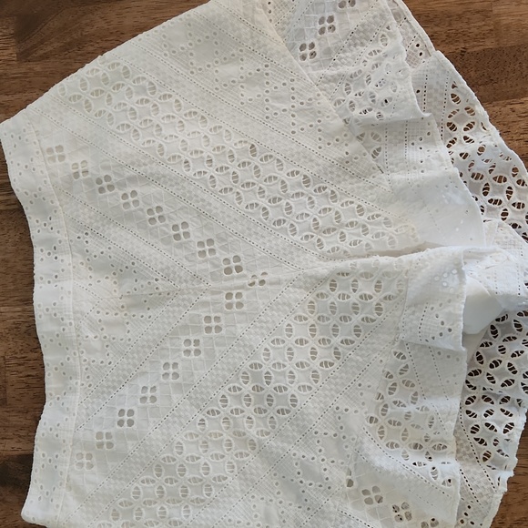 NWOT BCBG MAXAZRIA Eyelet Lace Short - Size Small - Picture 2 of 13